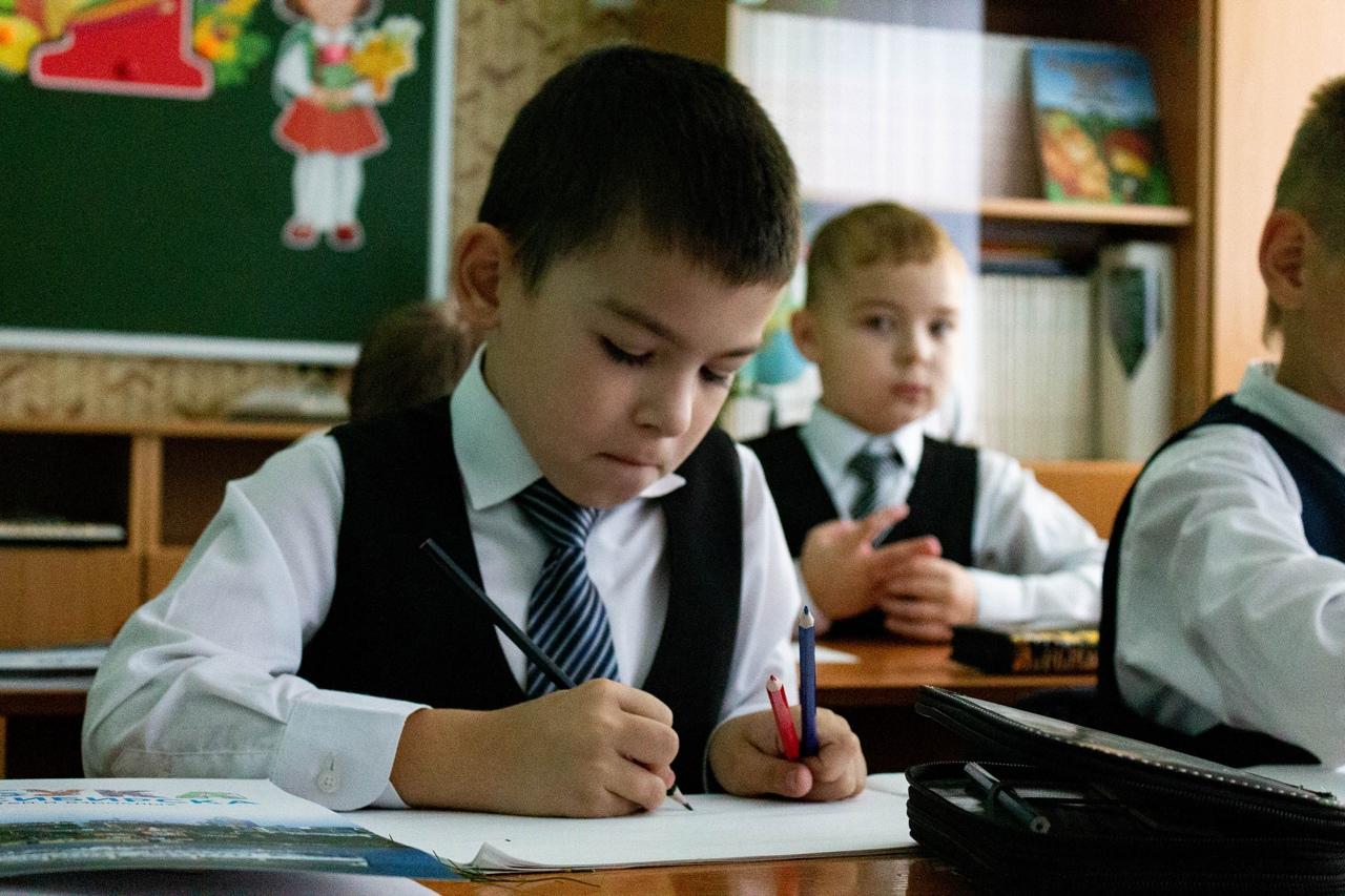 Фото Жительница Новосибирска пожаловалась на неподъёмный школьный рюкзак у дочери 3